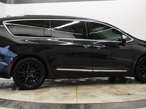 Certified 2018 Chrysler Pacifica Limited image 6