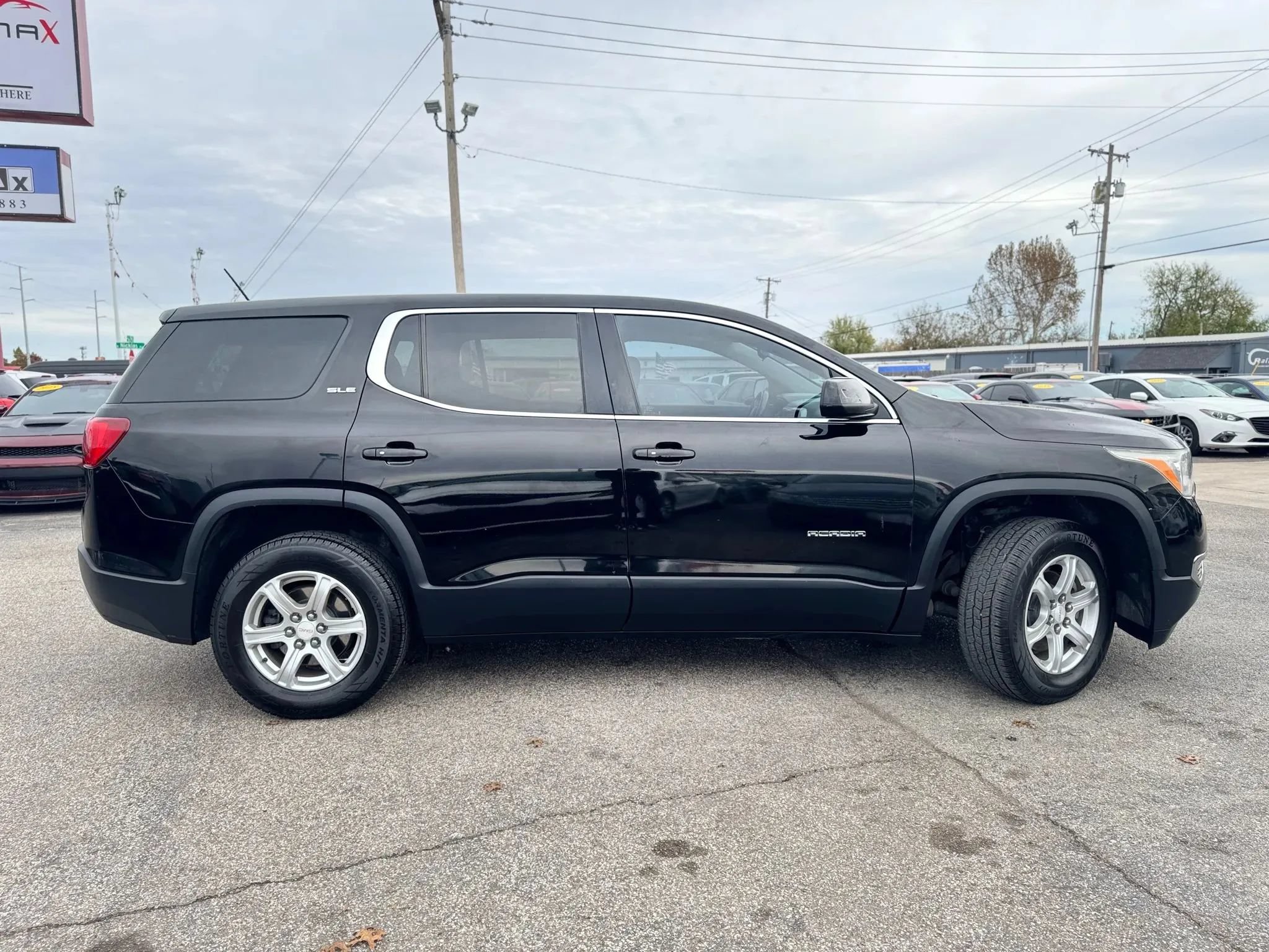 Used 2017 GMC Acadia SLE FWD image 2