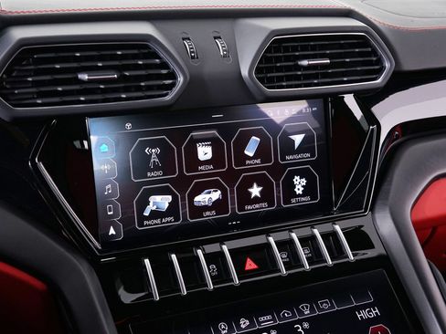 Used 2022 Lamborghini Urus AWD/4WD image 29