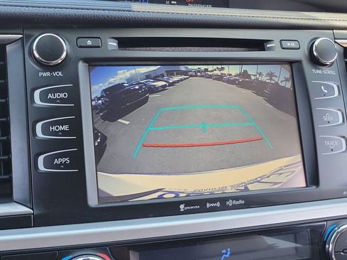 Used 2018 Toyota Highlander Plus w/ Carpet Mat Package (TMS) FWD image 28