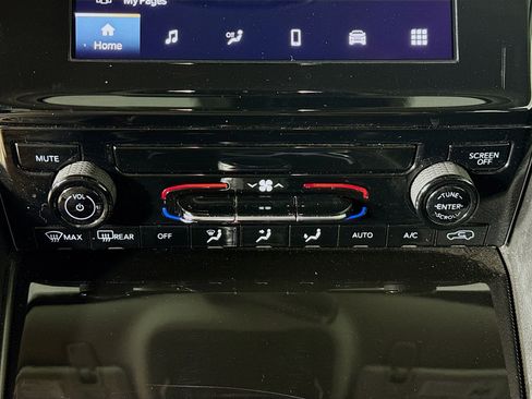 Used 2023 Jeep Grand Cherokee Laredo image 17