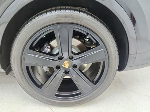 Used 2025 Porsche Cayenne w/ Premium Package image 60