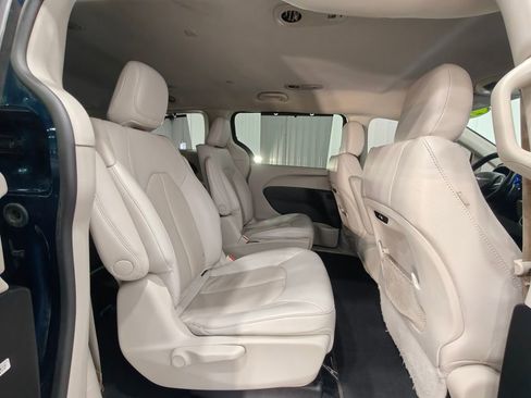 Used 2021 Chrysler Pacifica Touring-L FWD image 24