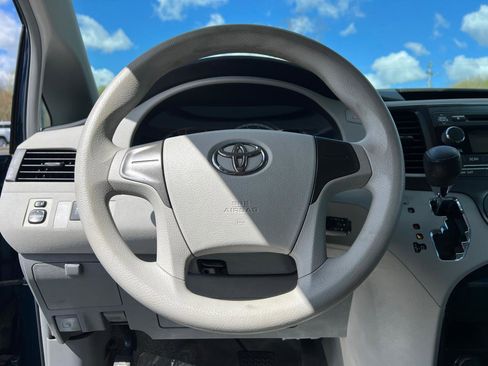 Used 2011 Toyota Sienna FWD image 18