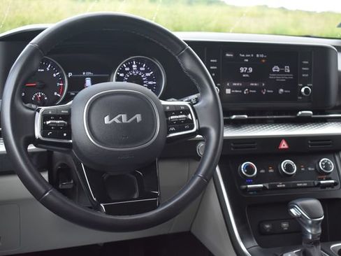 Used 2024 Kia Carnival LX FWD image 17