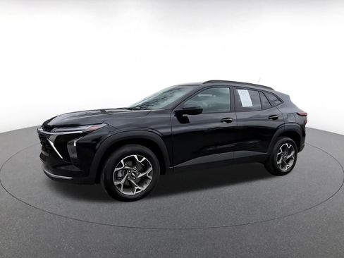 Used 2025 Chevrolet Trax LT w/ LT Convenience Package image 8