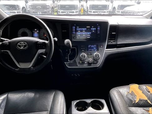 Used 2016 Toyota Sienna SE FWD image 10