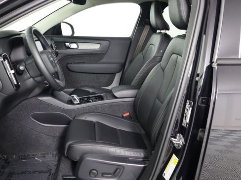 Certified 2025 Volvo XC40 B5 Plus AWD/4WD image 31