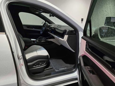 Used 2025 Porsche Cayenne Turbo image 14
