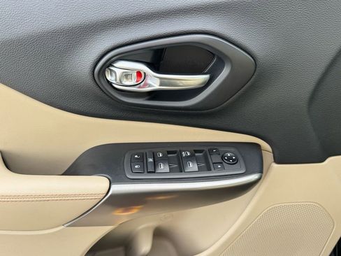 Used 2019 Jeep Cherokee Latitude w/ Popular Appearance Group image 10