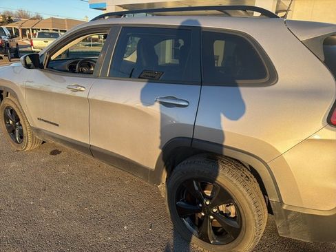 Used 2019 Jeep Cherokee Latitude Plus image 22