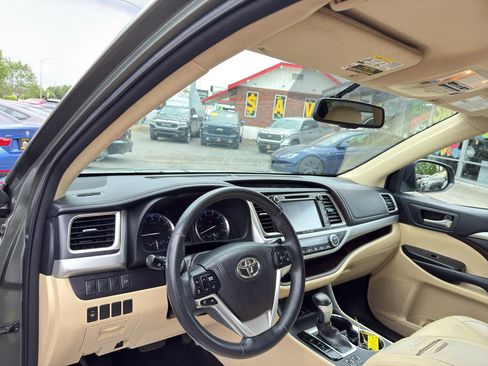 Used 2016 Toyota Highlander XLE AWD/4WD image 13