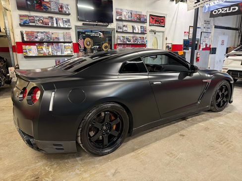 Used 2015 Nissan GT-R Black Edition image 5