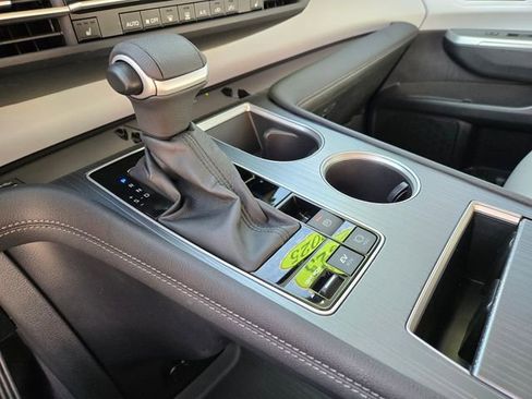 Used 2025 Toyota Sienna XLE w/ XLE Plus Package FWD image 27