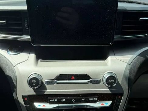 Used 2020 Ford Explorer XLT w/ Equipment Group 202A RWD image 13