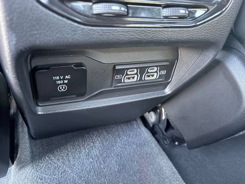 Used 2023 Jeep Grand Cherokee Altitude AWD/4WD image 9