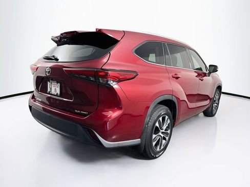 Used 2022 Toyota Highlander XLE AWD/4WD image 10