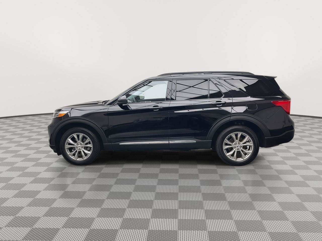 Certified 2023 Ford Explorer XLT w/ Equipment Group 202A AWD/4WD image 39