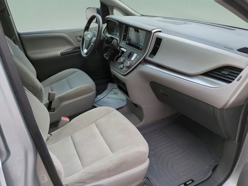 Used 2020 Toyota Sienna L FWD image 20