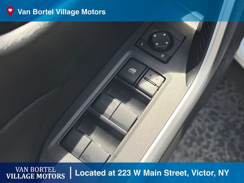 Used 2022 Toyota RAV4 LE AWD/4WD image 12