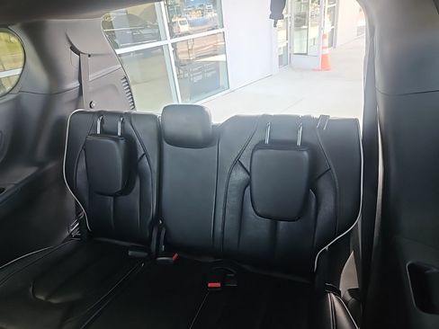 Used 2025 Chrysler Pacifica Limited FWD image 15