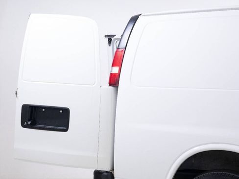 Used 2017 Chevrolet Express 2500 image 58