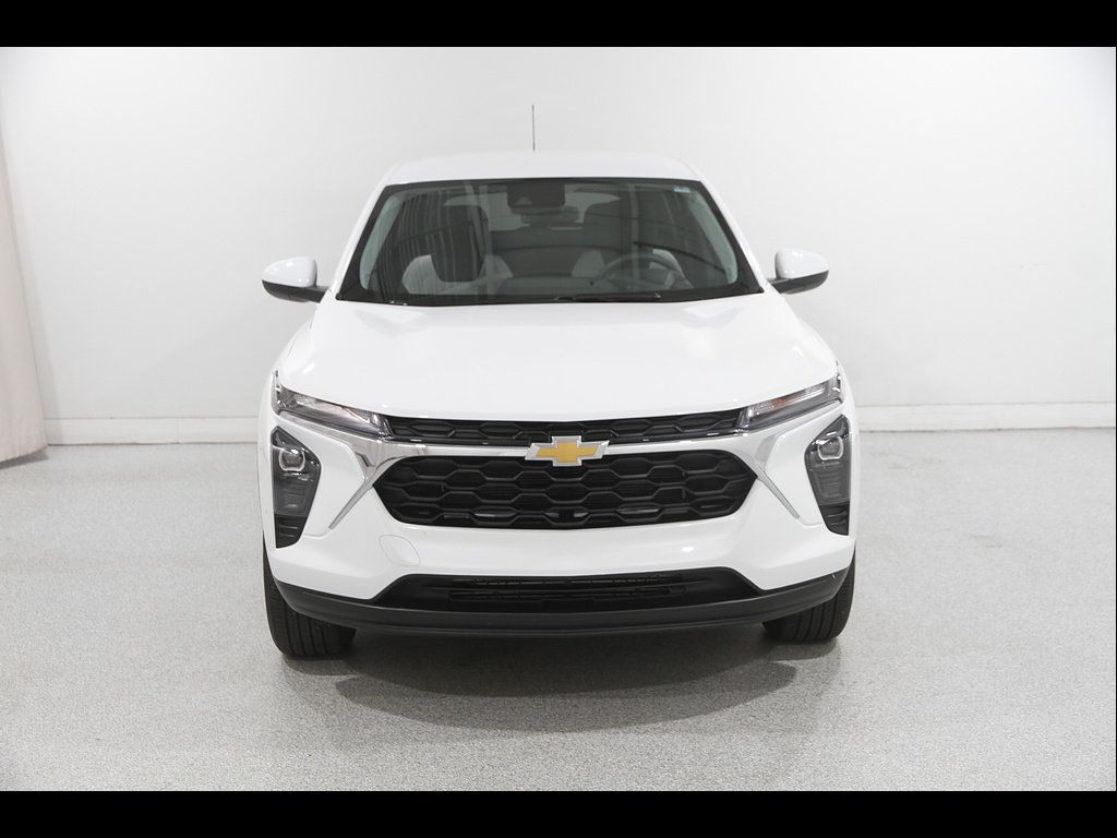 Used 2024 Chevrolet Trax LS w/ LS Convenience Package FWD image 2