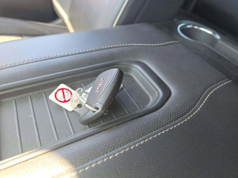 Used 2023 GMC Yukon XL SLT image 16