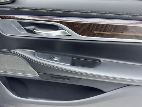 Used 2022 BMW 740i w/ Luxury Rear Seating Package image 47