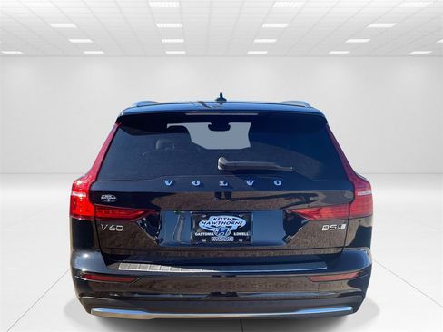 Used 2023 Volvo V60 B5 Cross Country Ultimate image 5