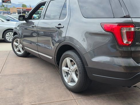 Used 2019 Ford Explorer XLT image 11