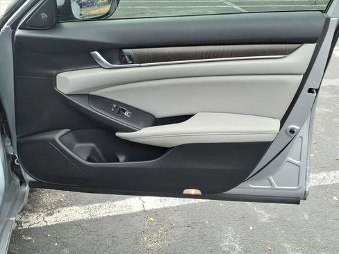 Used 2018 Honda Accord Touring image 19