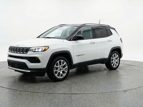 Used 2025 Jeep Compass Limited image 3