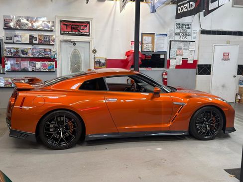 Used 2017 Nissan GT-R Premium w/ Premium Interior Package AWD/4WD image 26