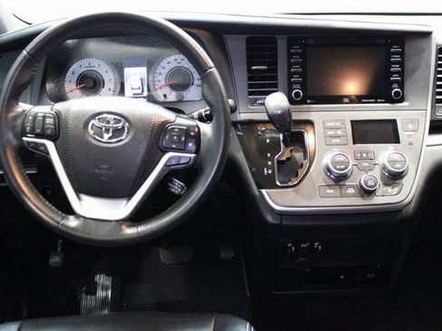 Used 2020 Toyota Sienna SE Premium w/ Nightshade Edition FWD image 4