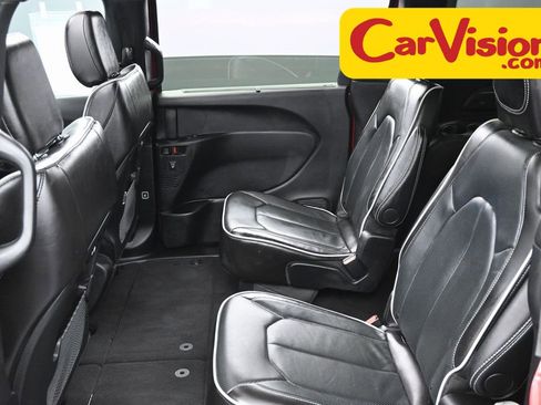 Used 2025 Chrysler Pacifica Limited image 36