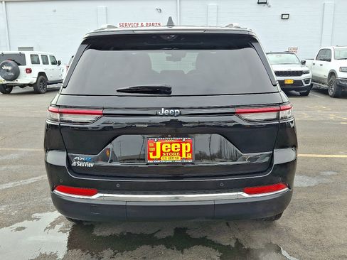 Certified 2022 Jeep Grand Cherokee Limited w/ Luxury Tech Group II image 5