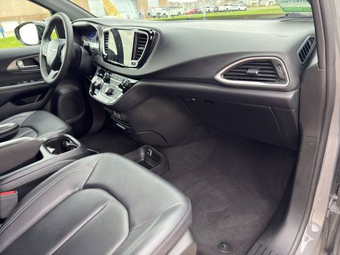 Used 2025 Chrysler Pacifica Select FWD image 40