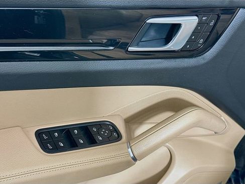 Used 2022 Porsche Cayenne image 18
