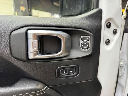 Used 2022 Jeep Wrangler Unlimited Sahara w/ Cold Weather Group AWD/4WD image 23