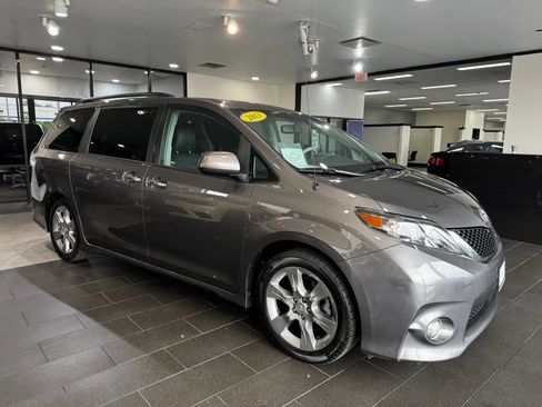 Used 2013 Toyota Sienna SE FWD image 6