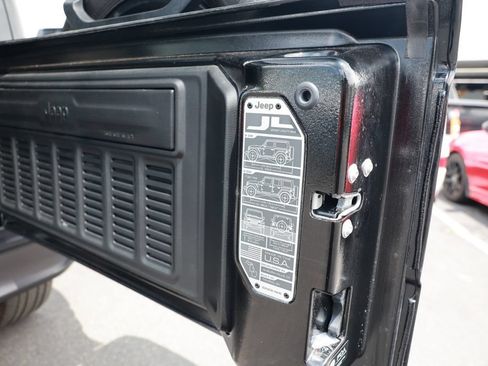 Used 2025 Jeep Wrangler Unlimited Sahara w/ Safety Group AWD/4WD image 38