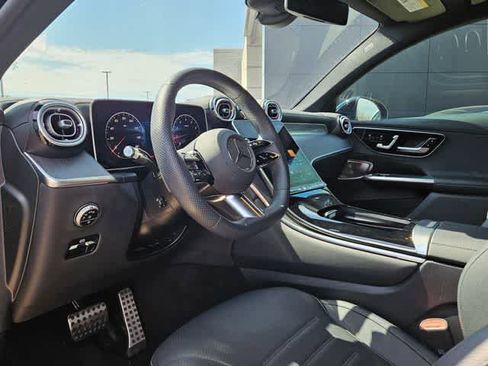 Used 2025 Mercedes-Benz GLC 300 4MATIC image 2