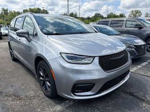 Used 2021 Chrysler Pacifica Touring-L w/ Uconnect Theater Family Group FWD image 4