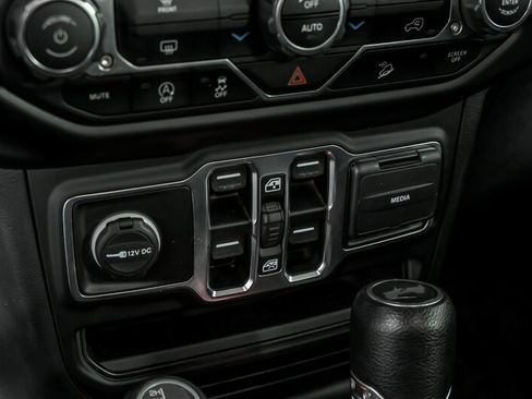 Used 2020 Jeep Wrangler Unlimited Sahara image 31