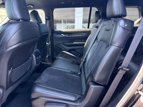 Used 2024 Jeep Grand Cherokee L Laredo image 32