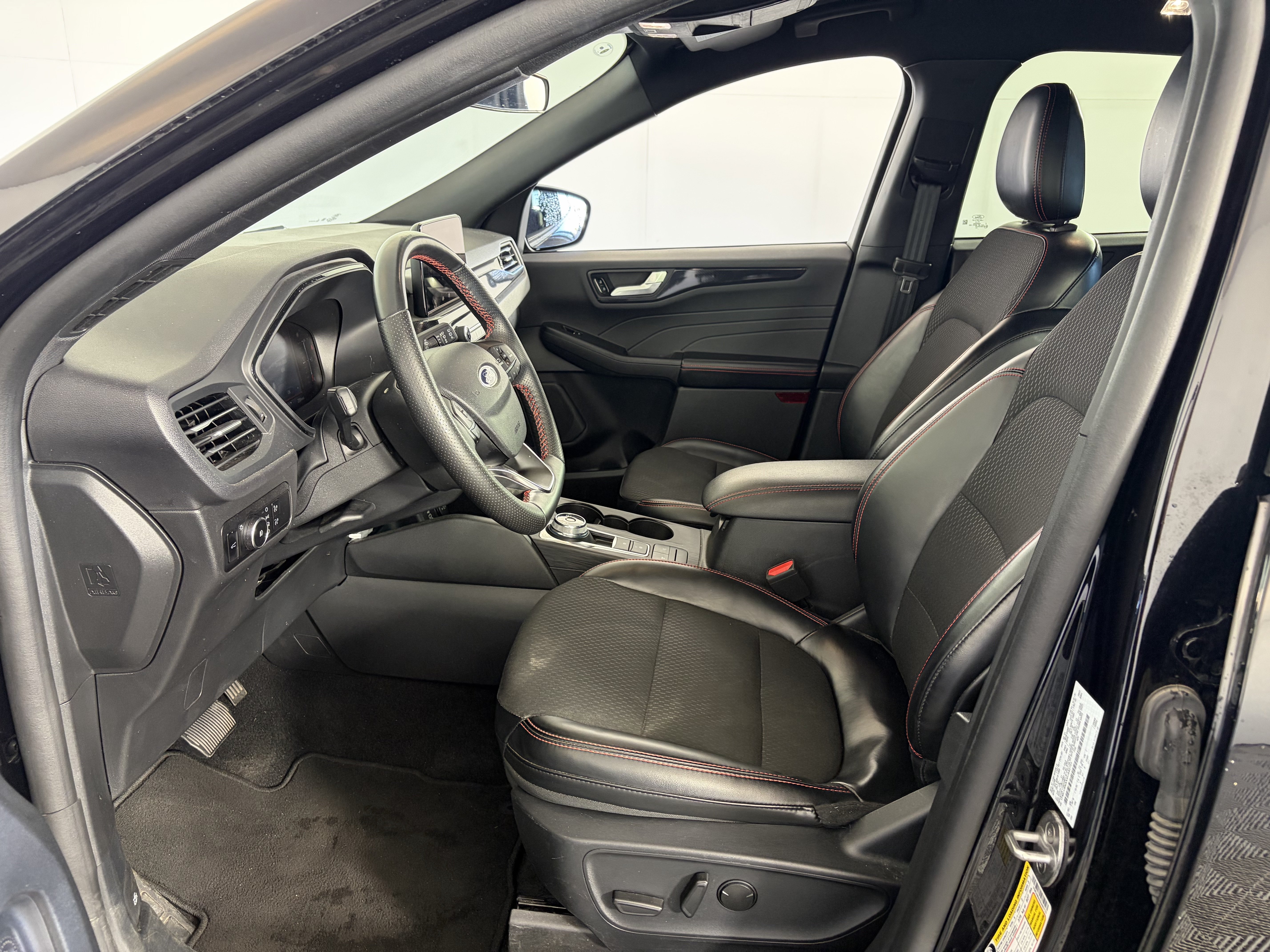 Used 2025 Ford Escape ST-Line Select AWD/4WD image 6