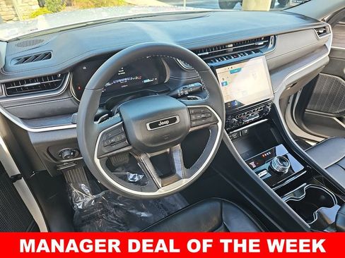 Used 2023 Jeep Grand Cherokee Limited w/ Luxury Tech Group II image 16