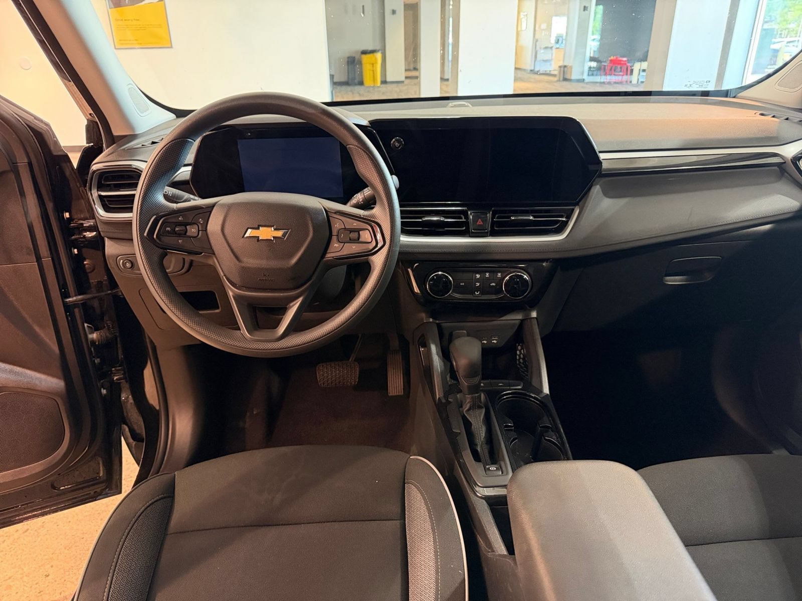 Used 2025 Chevrolet TrailBlazer LT FWD image 32