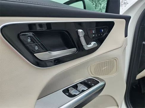 Used 2025 Mercedes-Benz GLC 300 4MATIC image 16